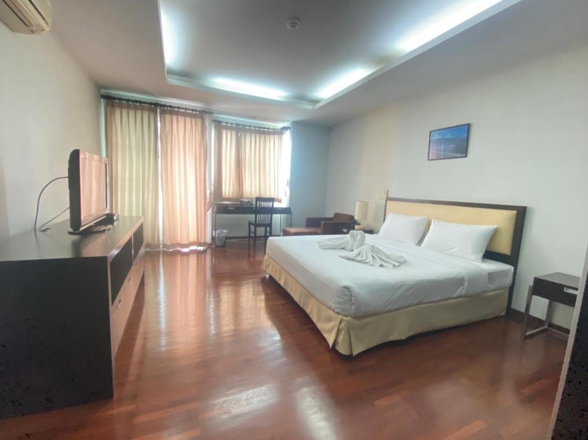 The Park 304 Executive Serviced Apartment Si Maha Phot Esterno foto